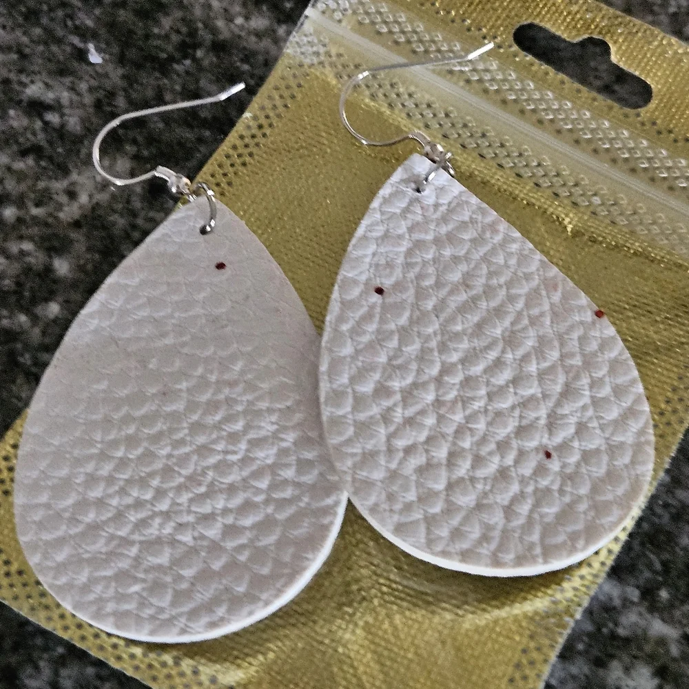 Atelier Sona Red and White Teardrop Earrings - Picture 3 of 3